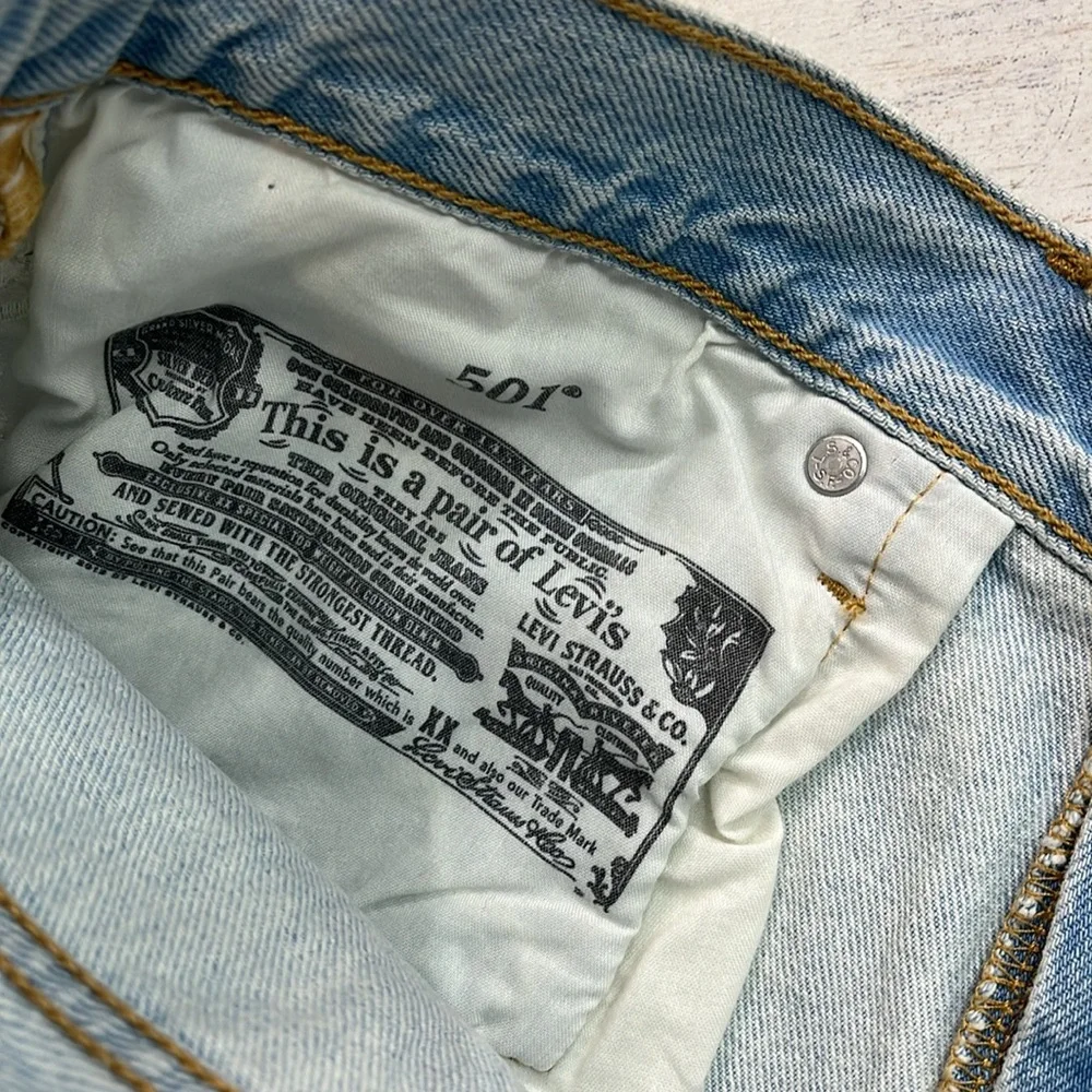 Levi’s Light Wash 501 Embroidered Cut Off Jean Shorts Size 31